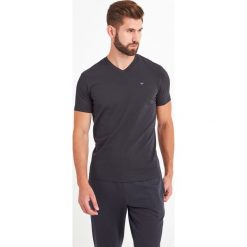 T-SHIRT EMPORIO ARMANI TRAVEL ESSENTIAL. T-shirty męskie Emporio Armani, s, bez wzorów, eleganckie, bez kołnierzyka. Za 419,00 zł.