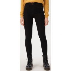 Jeansy skinny z wysokim stanem - Czarny. Czarne jeansy damskie Sinsay, z podwyższonym stanem. Za 59,99 zł.