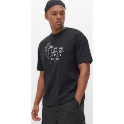 T-shirt z aplikacją - Czarny. Czarne t-shirty męskie Reserved, s, z aplikacjami, bez kołnierzyka. Za 59,99 zł.