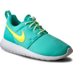 Buty NIKE - Roshe One (GS) 599729 302 Hyper Turq/Volt/Clr Jade/White. Zielone buty sportowe damskie Nike, na co dzień, bez wzorów, z tworzywa sztucznego, bez obcasa, na płaskiej podeszwie, bez zapięcia. W wyprzedaży za 209,00 zł.