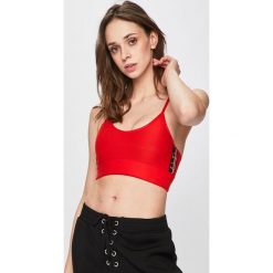 Guess Jeans - Biustonosz. Czerwone biustonosze sportowe damskie marki Guess Jeans, s, z aplikacjami, z elastanu. Za 169,90 zł.