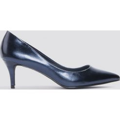 NA-KD Shoes Metaliczne czółenka na średnim obcasie - Blue. Niebieskie buty ślubne damskie marki NA-KD Shoes, na średnim obcasie. W wyprzedaży za 36,58 zł.