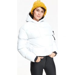 NOWOCZESNA KURTKA SPORTOWA W KOLORZE BIAŁYM. Białe kurtki sportowe damskie marki Top Secret, na zimę. Za 199,99 zł.