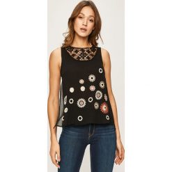 Desigual - Bluzka. Białe bluzki damskie Desigual, s, z haftami, z bawełny, z okrągłym kołnierzem, bez rękawów. Za 249,90 zł.