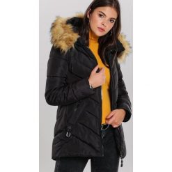 Czarna Kurtka Watsons. Czarne kurtki damskie Renee, na zimę, s, bez wzorów, eleganckie, z kapturem. Za 199,99 zł.