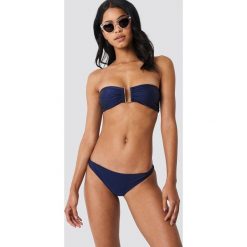 NA-KD Swimwear Błyszczący dół bikini z niskim stanem - Blue,Navy. Niebieskie bikini NA-KD Swimwear. Za 32,00 zł.