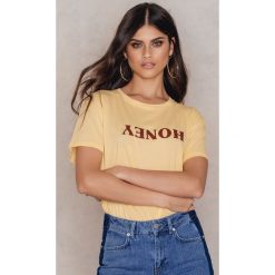 T-shirty damskie: Kristin Sundberg for NA-KD Koszulka Honey – Yellow