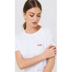 T-shirty damskie: NA-KD T-shirt Babe Chest – White
