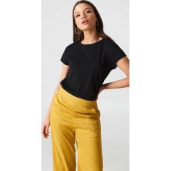 NA-KD Basic T-shirt z surowym wykończeniem - Black. Różowe t-shirty damskie marki NA-KD Basic, z bawełny. Za 52,95 zł.