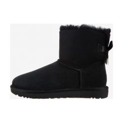 UGG Mini Bailey Bow II Śniegowce Czarny. Czarne śniegowce damskie Ugg, na zimę, ze skóry, bez zapięcia. Za 891,95 zł.