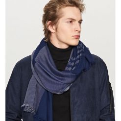 Szalik w kratę - Granatowy. Niebieskie szaliki męskie Reserved, bez wzorów. Za 59,99 zł.