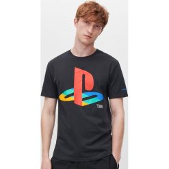 T-shirt Playstation - Czarny. Czarne t-shirty męskie Reserved, s, bez wzorów, bez kołnierzyka. Za 59,99 zł.