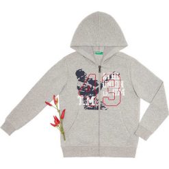 Bluza w kolorze szarym. Szare bluzy niemowlęce Benetton Kids, z nadrukiem, z bawełny, bez rękawów, bez kaptura. W wyprzedaży za 42,95 zł.