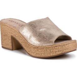 Klapki LASOCKI - P043 Golden. Żółte klapki damskie Lasocki, bez wzorów, ze skóry, bez obcasa, na obcasie. W wyprzedaży za 89,99 zł.