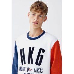 Bluza z rękawami w różnych kolorach i napisem. Białe bluzy męskie marki Pull&Bear, m, z napisami. Za 89,90 zł.