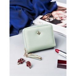Portmonetka damska na zamek zielona Milano Design - zielony. Zielone portfele damskie MILANO DESIGN, bez wzorów, ze skóry. Za 25,99 zł.