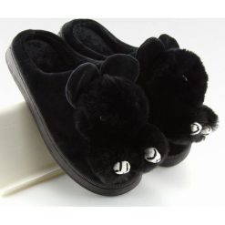Kapcie damskie czarne DD91 BLACK. Czarne kapcie damskie obuwie damskie, bez wzorów, z tkaniny, bez obcasa. Za 51,65 zł.