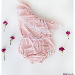 Body typu hiszpanka - na jedno ramię. Białe body niemowlęce Pakamera, w koronkowe wzory, z koronki, bez rękawów. Za 69,00 zł.