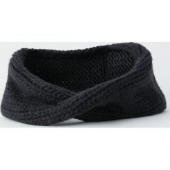 Skrzyżowana dzianinowa opaska turban. Czarne opaski damskie Pull&Bear, bez wzorów, z dzianiny. Za 29,90 zł.