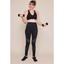 Undiz - Biustonosz sportowy Activiz. Czarne biustonosze sportowe damskie Undiz, s, bez wzorów, z elastanu. W wyprzedaży za 59,90 zł.