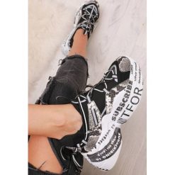 Sneakersy ELNIRA BLACK. Czarne buty sportowe damskie IVET, z napisami, z tkaniny, eleganckie. W wyprzedaży za 109,00 zł.