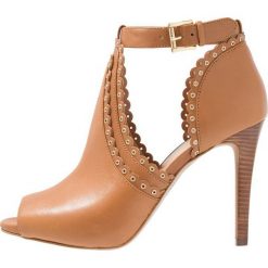 MICHAEL Michael Kors JESSIE OPEN TOE BOOTIE Sandały na obcasie acorn. Brązowe rzymianki damskie MICHAEL Michael Kors, z materiału, na obcasie. Za 949,00 zł.