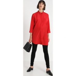 Modström JEX Koszula apple red. Czerwone koszule damskie marki Modström, m, z poliesteru. Za 379,00 zł.