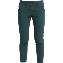 GStar BRONSON MID SKINNY CHINO Spodnie materiałowe maple green. Zielone rurki damskie G-Star, z bawełny. Za 419,00 zł.
