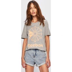 Reebok Classic - T-shirt. Szare topy damskie Reebok Classic, s, z nadrukiem, z elastanu, z okrągłym kołnierzem. W wyprzedaży za 99,90 zł.