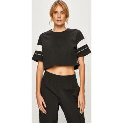 Reebok - T-shirt. Czarne topy damskie Reebok, s, z aplikacjami, z bawełny, z okrągłym kołnierzem. W wyprzedaży za 89,90 zł.