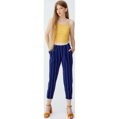 Spodnie tailoring w prążki. Spodnie damskie Pull&Bear. Za 49,90 zł.
