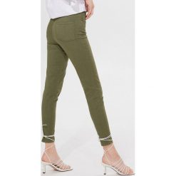 Jeansy typu skinny fit - Khaki. Brązowe jeansy damskie Mohito, bez wzorów, z jeansu. Za 99,99 zł.