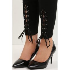 Czarne Szpilki Black Pumps. Czarne szpilki Born2be, bez wzorów, z materiału, z otwartym noskiem, bez obcasa, na szpilce, bez zapięcia. Za 79,99 zł.