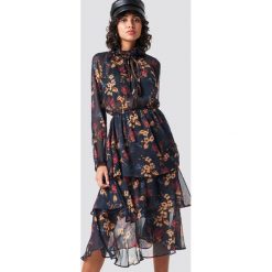 NA-KD Boho Sukienka midi ze stójką - Multicolor. Czarne sukienki damskie marki NA-KD Boho, na co dzień, z aplikacjami, boho, ze stójką, bez rękawów, midi, proste. Za 202,95 zł.