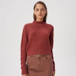 Krótki sweter z błyszczącą nicią - Fioletowy. Fioletowe swetry damskie Sinsay, xl, bez wzorów, z krótkim rękawem, krótkie, bez kaptura. W wyprzedaży za 24,99 zł.