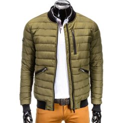 KURTKA MĘSKA PRZEJŚCIOWA PIKOWANA BOMBERKA C321 - OLIWKOWA. Zielone kurtki męskie bomber Ombre Clothing, m, z nylonu. Za 99,00 zł.