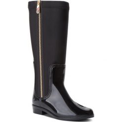 Kalosze TOMMY HILFIGER - Material Mix Long Ra FW0FW03564 Black 990. Czarne kalosze damskie TOMMY HILFIGER, bez wzorów, z tworzywa sztucznego. W wyprzedaży za 339,00 zł.