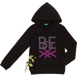 Bluza w kolorze czarnym. Czarne bluzy niemowlęce Benetton Kids, bez wzorów, bez rękawów, bez kaptura. W wyprzedaży za 52,95 zł.
