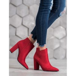 Stylowe botki. Botki damskie SHELOVET, z zamszu, eleganckie, bez obcasa, bez zapięcia. Za 89,00 zł.