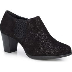 Buty damskie. Czerwone botki damskie Wittchen, ze skóry, bez obcasa, na obcasie, bez zapięcia. W wyprzedaży za 195,41 zł.