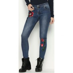 Niebieskie Jeansy Sequin Roses. Niebieskie jeansy damskie marki Born2be. Za 39,99 zł.