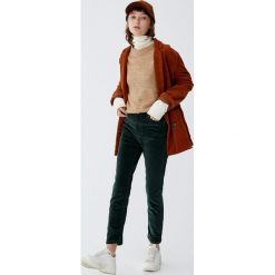 Spodnie sztruksowe slim fit z wysokim stanem. Szare spodnie z wysokim stanem marki Pull&Bear, ze sztruksu, z podwyższonym stanem. Za 79,90 zł.