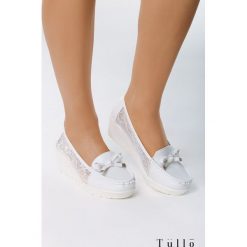Białe Koturny All Over Me. Białe czółenka damskie Born2be, bez wzorów, bez obcasa, na koturnie. W wyprzedaży za 49,99 zł.