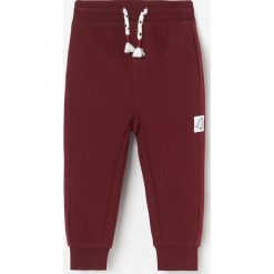 Joggery z dzianiny strukturalnej -. Spodnie męskie Reserved, bez wzorów, z dzianiny. Za 39,99 zł.