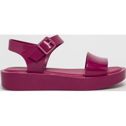Melissa - Sandały Mar Platform Ad. Fioletowe klapki damskie Melissa, bez wzorów, z gumy, bez obcasa, na obcasie. W wyprzedaży za 239,90 zł.