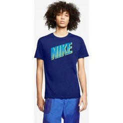 Nike Block Koszulka Niebieski. Niebieskie podkoszulki męskie Nike, l, z nadrukiem, z bawełny, bez kołnierzyka, z krótkim rękawem, krótkie. Za 85,95 zł.