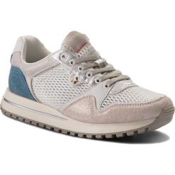 Sneakersy WRANGLER - Beyond WL181555 White/Silver 405. Białe półbuty damskie Wrangler, bez wzorów, z zamszu, bez obcasa, na płaskiej podeszwie, bez zapięcia. W wyprzedaży za 199,00 zł.