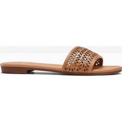 Klapki bonprix koniakowy. Pomarańczowe klapki damskie bonprix, bez wzorów, bez obcasa. Za 59,99 zł.