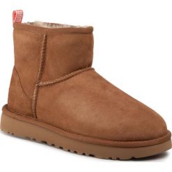 Buty UGG - W Classic Mini II Graphic Logo 1110083 Cncrl. Pomarańczowe kozaki damskie Ugg, ze skóry, bez obcasa, bez zapięcia. Za 729,00 zł.