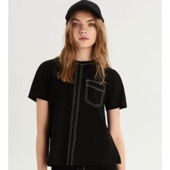 Bawełniany t-shirt z kontrastowymi szwami - Czarny. Szare t-shirty damskie marki Mohito, z kontrastowym kołnierzykiem. Za 24,99 zł.